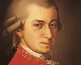 Portret Wolfganga Amadeusza Mozarta w czerwonym stroju. Wyobraźmy sobie, że to on opowiadał historie o swoich dzieciach.