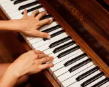 Sekret fortepianu: Dlaczego to instrument strunowy uderzany?