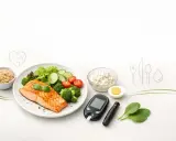 Zdrowy posiłek z łososiem, warzywami i jajkiem, glukometr i lancet. Idealne przepisy na dietę cukrzycową.