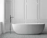 Elegancka łazienka ze sztukaterią, wolnostojącą wanną i nowoczesną armaturą.