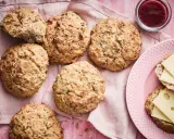 Här är ett enkelt frallor recept: nybakade, gyllene frallor med frön, redo att avnjutas med ost och sylt.