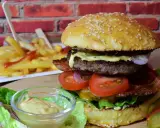 Soczyste mięso na burgery, świeże warzywa i chrupiące frytki tworzą idealny zestaw.