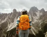 Widok na majestatyczne Cadini di Misurina z plecakiem na plecach.
