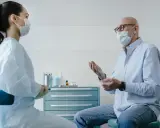 Pacjent rozmawia z lekarką o sposobach na pocenie się w miejscach intymnych.