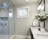Modernes Badezimmer mit freistehender Wanne und Glasdusche. Die Dusche zu sanieren war eine gute Idee, um diesen Raum aufzuwerten.