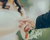 Novia pone anillo a novio, un momento íntimo que inspira votos matrimoniales ejemplos.