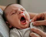 Bebé bostezando, quizás uno de esos despertares nocturnos de un bebé de 1 año.