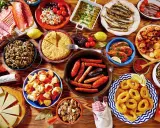 Tapas co to? Kolorowy stół pełen hiszpańskich przekąsek: kiełbaski, krewetki, owoce morza, tortilla, sery i wędliny. Prawdziwa uczta!