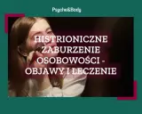 Kobieta nakłada makijaż, na zdjęciu tekst o zaburzeniu osobowości.