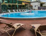 Entspannung pur an der Niederrhein Therme Mattlerbusch: Liegestühle laden zum Verweilen am blauen Pool ein.