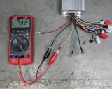 Multimetr pokazuje 7.92 kΩ, co jest częścią procesu, jak sprawdzić sterownik roweru elektrycznego.