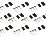 Mehrere Sätze von Steckern mit 3 Stiften und schwarzen Gehäusen, bereit für elektrische Verbindungen.