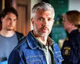 Alexander utreder ett mord i Sandhamn. Han ser fundersam ut.