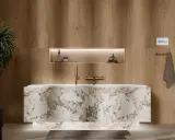 Elegancka wanna z marmurowym obiciem, z baterią wannową o optymalnej wysokości.