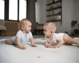 Dwa niemowlaki na macie, odkrywające świat w pierwszych 1000 dniach życia.