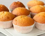 Puszyste muffinki dla dzieci, idealne na drugie śniadanie lub deser. Apetyczne babeczki w papierowych foremkach.
