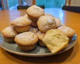 En hög med fluffiga muffins, strösslade med socker. Perfekt för ett enkelt grahamstekakor recept.