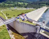 Impreza nad Jeziorem Mucharskim. Ludzie spacerują po zaporze, podziwiając widoki i korzystając z atrakcji.