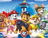 Wesołe psi patrol postacie: Chase, Marshall, Skye, Rubble, Rocky, Zuma i Everest gotowi do akcji.