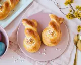 Zwei goldbraune Hefehasen mit Zuckerkristallen, bereit zum Osterfrühstück. Das Backen von Hefehasen ist eine schöne Tradition.