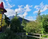 Górskie szlaki prowadzą do wodospadów zimnej wody. Znaki turystyczne TANAP wskazują drogę.
