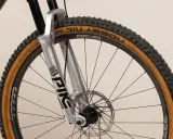 Amortyzatory Rock Shox Pike Ultimate, z klasyfikacją dla wymagających tras. Opona Schwalbe Nobby Nic.