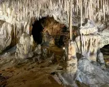 Wnętrze jaskini z naciekami, stalaktytami i stalagmitami. Warto kupić jaskinia raj bilety, by zobaczyć to cudo natury.