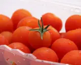 Soczyste pomidorki koktajlowe w plastikowym opakowaniu. Dowiedz się, jak przechowywać pomidory w domu, by zachowały świeżość.