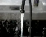 Un robinet verse de l'eau. Vous vous demandez comment connaitre la dureté de l'eau dans sa commune ? Renseignez-vous auprès de votre mairie ou sur le site de votre distributeur d'eau.