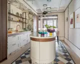 Cocina moderna y elegante, ideal para reformar tu hogar. Isla central, encimeras de mármol y detalles en cobre.