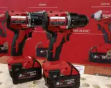 Dos taladros Milwaukee rojos y negros, parte de las marcas alemanas de herramientas, con baterías REDLITHIUM M18.