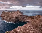 Skaliste wybrzeże z klifami i oceanem, wspaniałe miejsce, co zobaczyć na Maderze.