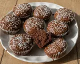 Chokladmuffins med glasyr och kokosflingor. Ett enkelt recept på glasyr som passar perfekt till dessa godsaker.