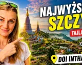 Uśmiechnięta kobieta wskazuje na Doi Inthanon, najwyższy szczyt Tajlandii, z pięknymi ogrodami i wodospadami w Chiang Mai.