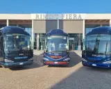 Tre bus Bonelli Bus blu scuro pronti per il viaggio da Rimini a San Marino, con la scritta "Rimini Fiera" sullo sfondo.
