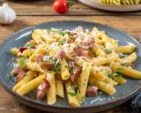 Penne z boczkiem i parmezanem, idealne do szybkiego obiadu. Prosty makaron z serem przepis.