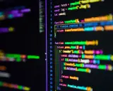 Kolorowy kod JavaScript, z podświetlonymi fragmentami, w tym `toLowerCase()`.