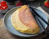 Puszysty omlet, idealny na śniadanie. Ten puszysty omlet, posypany cukrem pudrem, wygląda jak marzenie. Przepis na niego jest prosty!