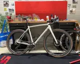 Biały rower gravelowy z napędem SRAM Rival XPLR gotowy na przygodę.