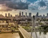 Warszawa słynie z nowoczesnej panoramy miasta z mostem Siekierkowskim i wieżowcami w tle, nad rzeką Wisłą.
