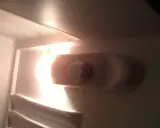 Wnętrze lodówki Whirlpool, widoczny uchwyt żarówki. Dowiedz się, jak wymienić żarówkę w lodówce Whirlpool.