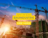 Baustelle mit Kränen im Sonnenuntergang. Gelbe Textfelder: "GFK IN DER BAUINDUSTRIE" und "KBM GMBH". GFK Erfahrungen in der Bauindustrie.
