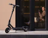 Trottinette électrique NAVEE, prête à l'emploi. Apprenez comment mettre le bluetooth sur une trottinette électrique pour une expérience connectée.