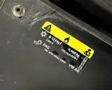 Naklejka informuje, jaki gaz do klimatyzacji samochodowej: R-1234yf, 0.460 kg. Zawiera też oznaczenie PAG.