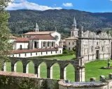 Serra San Bruno: cosa vedere? L'imponente Certosa di Santo Stefano, con i suoi chiostri, giardini e la chiesa, incastonata tra le montagne calabresi.