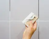 Jak uzupełnić fugi między płytkami? Sprawdź, zanim zaczniesz!