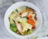 En härlig caesarsallad med kyckling, parmesan och en krämig caesarsallad dressing.