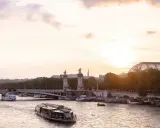 Boote auf der Seine bei Sonnenuntergang, eine malerische Szene, die die beste Reisezeit für Paris widerspiegelt.