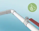 Instrucciones para como unir dos tubos de PVC con manguito. Se muestra un sistema de tuberías con una válvula y un pulgar hacia arriba indicando éxito.