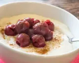 Cremiger Grießbrei mit Kirschen und Zimt. Ob Grießbrei gesund ist, hängt von den Zutaten ab, aber diese Variante sieht lecker aus!